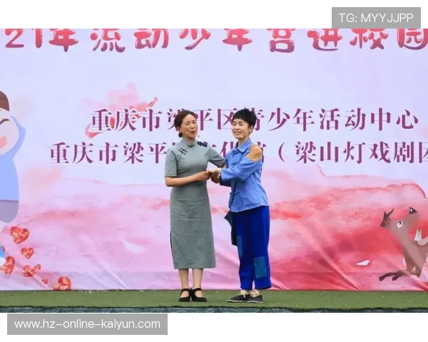 梁平赛现场摇滚乐队与非遗灯戏相结合打造热烈氛围共庆传统文化盛宴